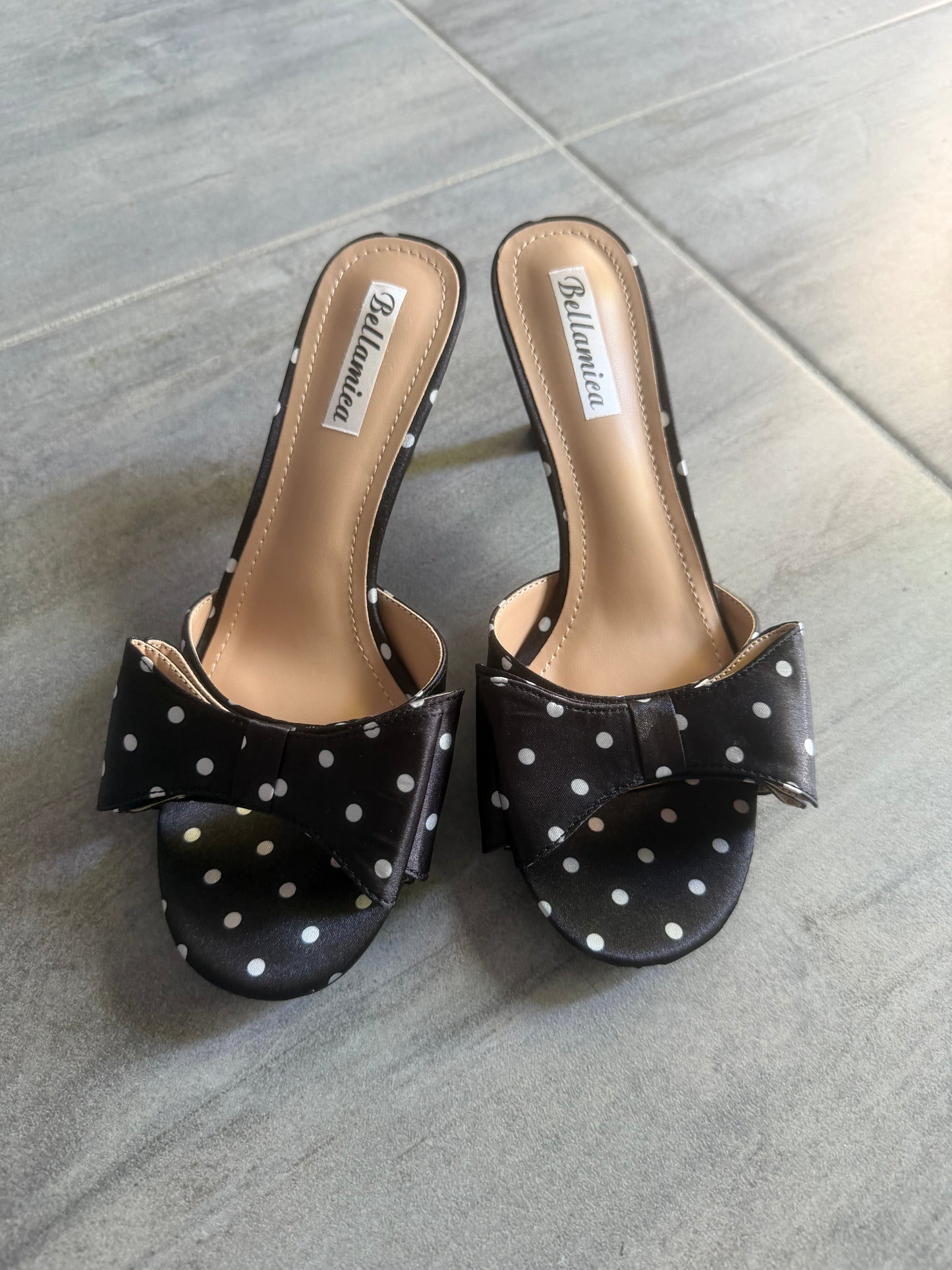 Tacchi aperti con pois e fiocco