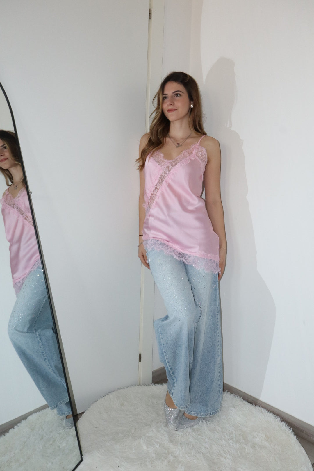Top asimmetrico effetto raso con pizzo “Natalia” (vari colori)