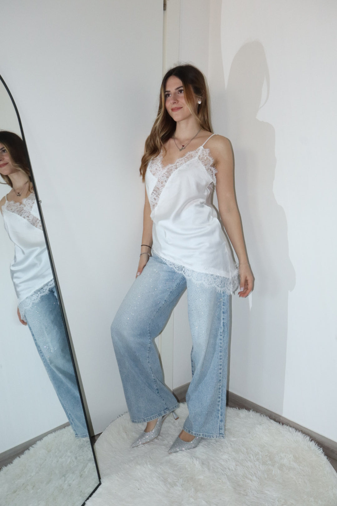 Top asimmetrico effetto raso con pizzo “Natalia” (vari colori)