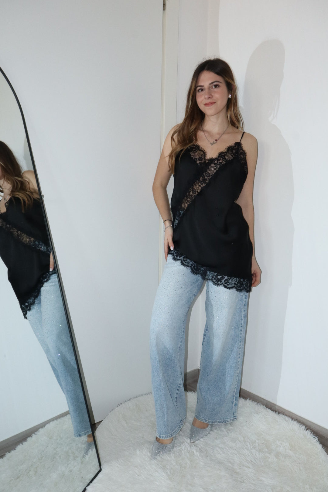 Top asimmetrico effetto raso con pizzo “Natalia” (vari colori)