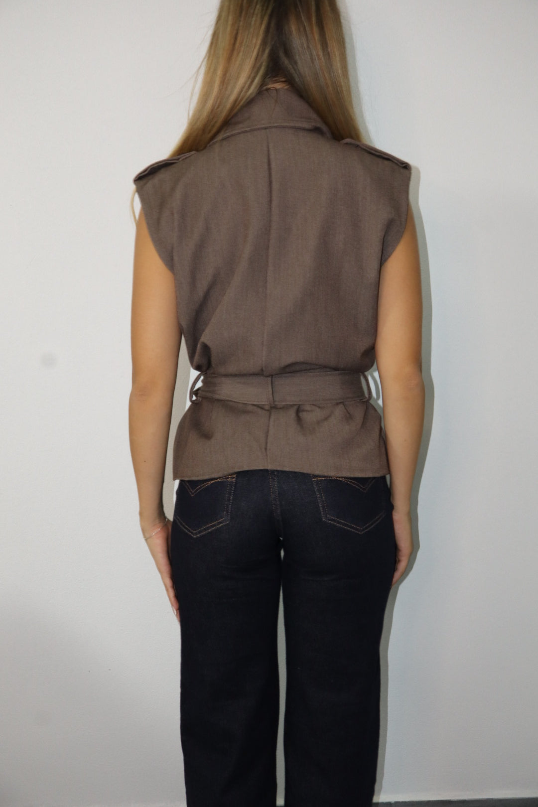 Trench smanicato con cinta