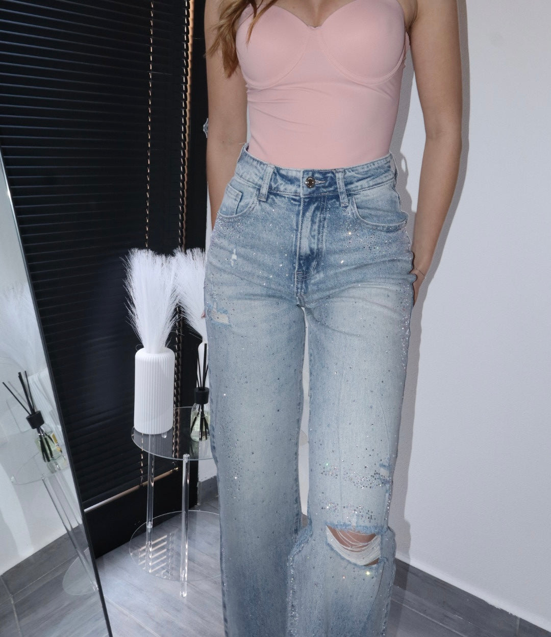 Jeans con strappi e brillantini boreali