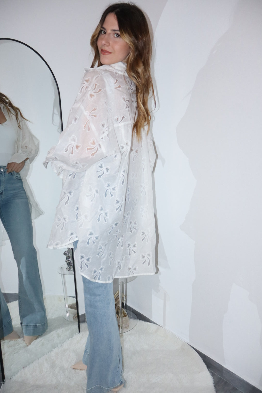 Camicia bianca velata con fiocchi effetto lino