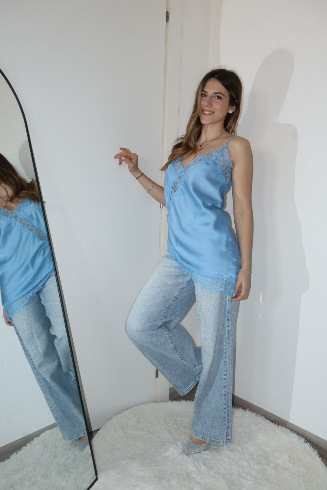 Top asimmetrico effetto raso con pizzo “Natalia” (vari colori)