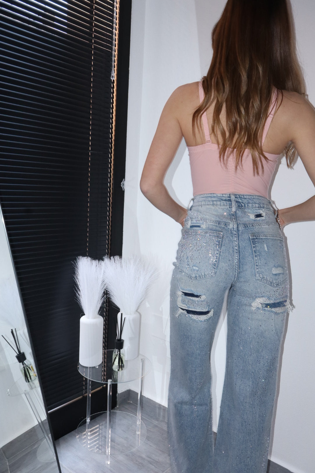 Jeans con strappi e brillantini boreali