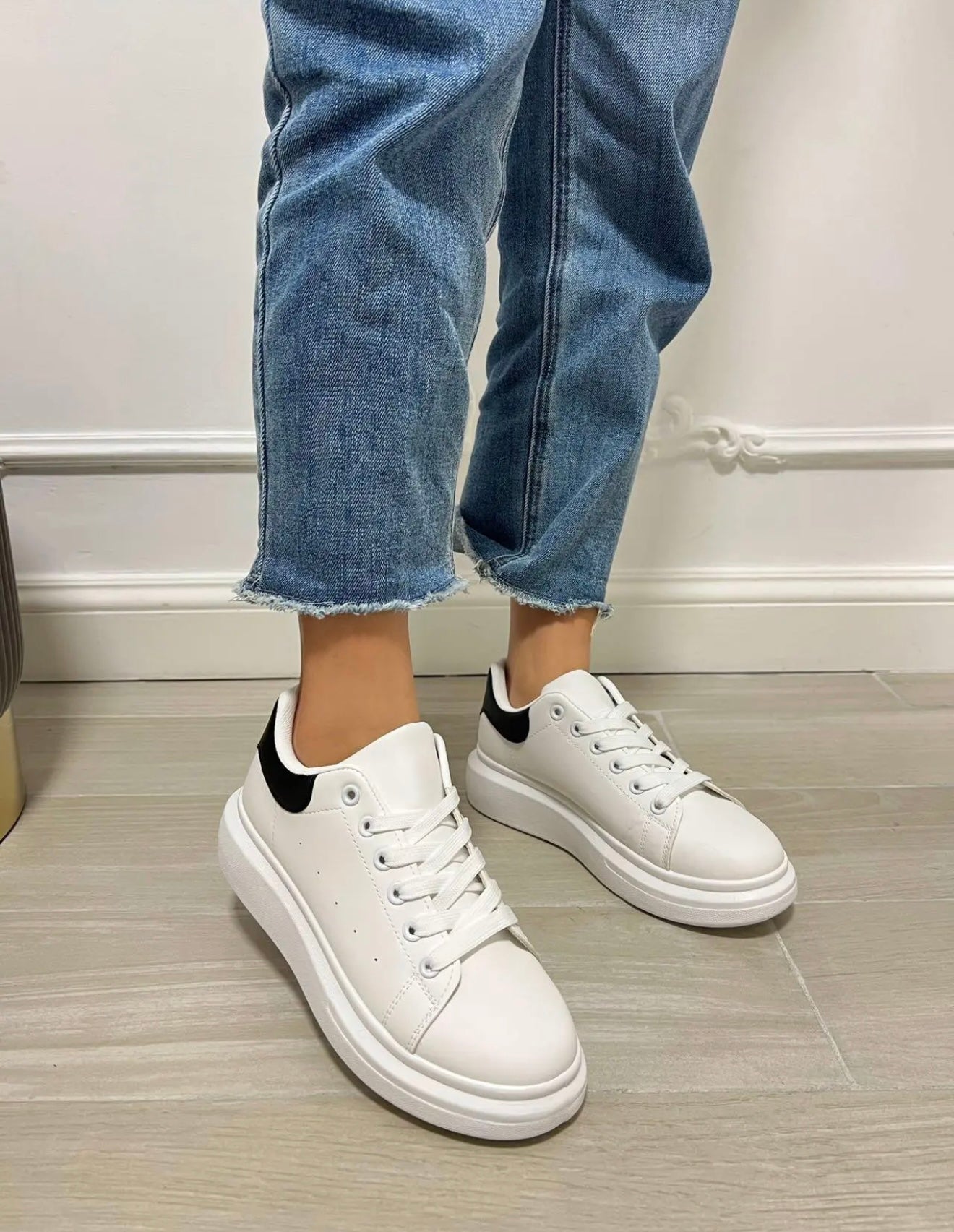 Sneakers Donna Bianche con Dettaglio Denim e Suola Platform