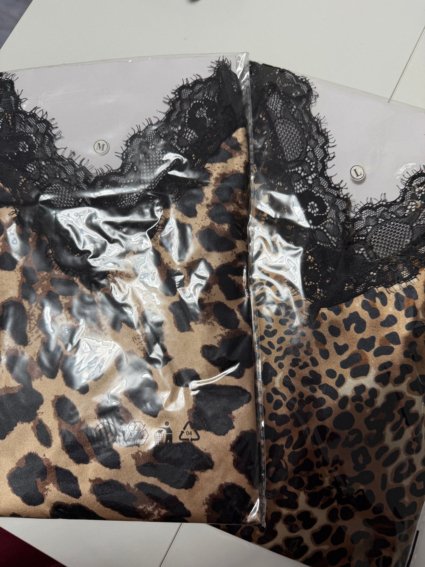 Pigiama corto leopardato con pizzo (prendere 2 taglie più grandi)